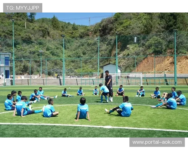 意甲俱乐部开放训练日,万名青少年参与足球体验活动